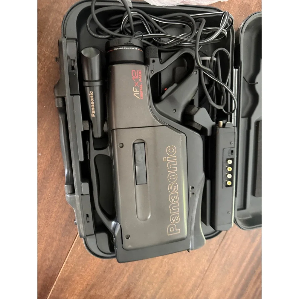 Panasonic AFx12 VHS Camcorder PV-520D w/ Case Power Adapter Tested Powers On